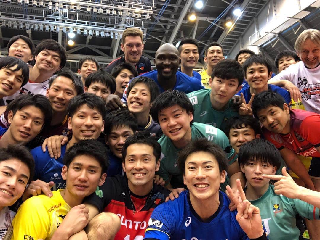 小野寺太志さんのインスタグラム写真 - (小野寺太志Instagram)「… 2018/19 V.LEAGUE ALL STAR GAME たくさんの方に足を運んでいただき、 ありがとうございました🙇🙇🙇 初のオールスター、疲れましたが楽しかったです🤤 また来年も選んでいただけるように頑張ります🙌🙌 #0421 #jtthunders #allstargame #teamチーバくん」4月21日 18時17分 - taishi.o