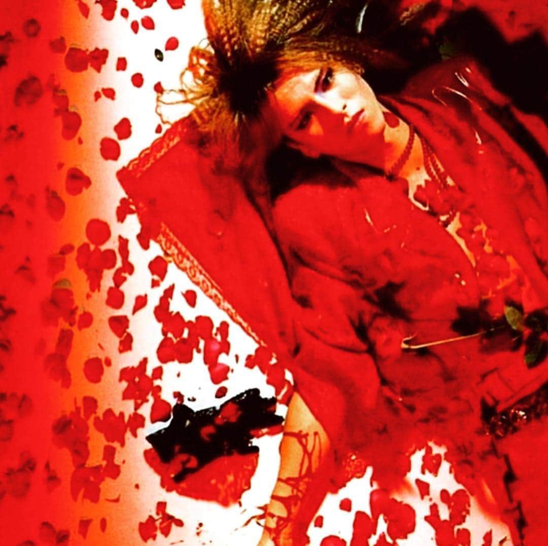 YOSHIKIさんのインスタグラム写真 - (YOSHIKIInstagram)「I've been covered by blood & roses since the debut. デビュー当時から血と薔薇にまみれてきた。  #YOSHIKI #X #XJAPAN」4月21日 18時17分 - yoshikiofficial
