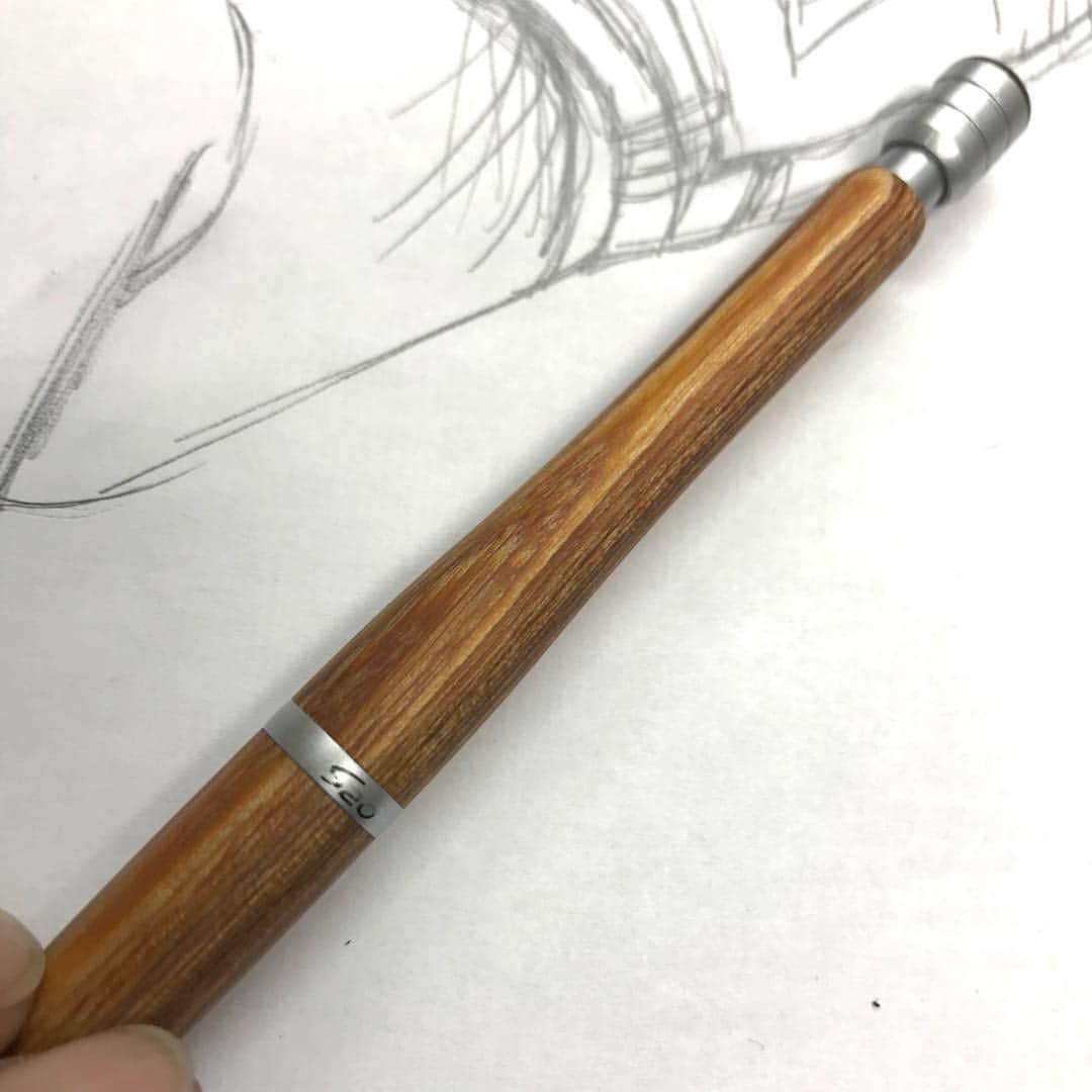 江口寿史さんのインスタグラム写真 - (江口寿史Instagram)「使ってる画材(というか文房具)について質問されること多いんだけど、今、おもに下描きに使ってるシャーペンはこれ。PILOTのS20っていう木製のやつ。去年銀座のstep展の時に伊東屋で買ったんだ。持ち具合が良くて気に入ってる。」4月21日 18時22分 - egutihisasi