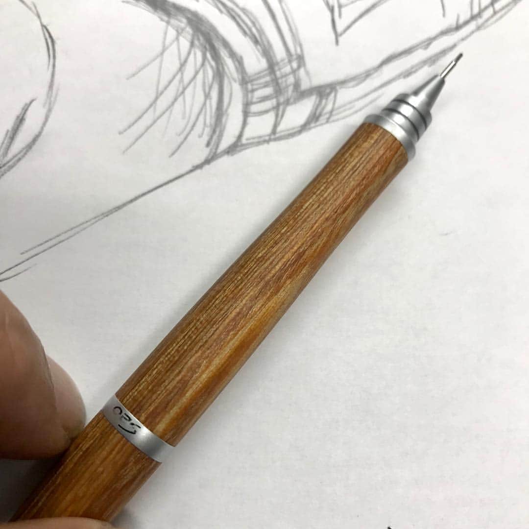 江口寿史さんのインスタグラム写真 - (江口寿史Instagram)「使ってる画材(というか文房具)について質問されること多いんだけど、今、おもに下描きに使ってるシャーペンはこれ。PILOTのS20っていう木製のやつ。去年銀座のstep展の時に伊東屋で買ったんだ。持ち具合が良くて気に入ってる。」4月21日 18時22分 - egutihisasi
