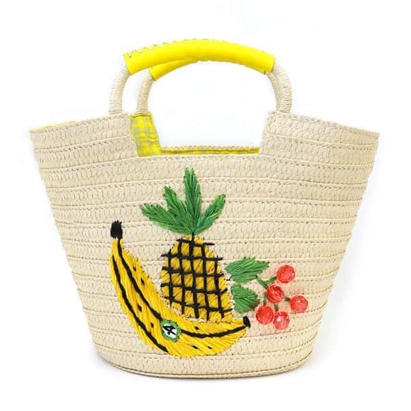 Accommodeさんのインスタグラム写真 - (AccommodeInstagram)「🍹NEW  ARRIVAL🍹 リゾート気分を感じられるカゴバッグ🍍 . 夏満載のポップな刺繍が目を引くこと間違いなし👀✨ 刺繍部分にはビーズやボンボンなど細部にもこだわっています🦀✨ . ペットボトルやポーチなど、日常の荷物を十分に収納できるサイズ感で、口元は巾着のように絞れる仕様で、中身が見えず安心です⭐︎ . ハンドエンブロイダリーカゴバッグ/￥6,372tax in . オンラインストアへはプロフィールURLをクリック🔜🔜 ・ ・ 🌟期間限定🌟 アコモデオンラインでは4周年を記念して、4/16〜4/25の期間中、2,500円以上のご購入で送料無料‼️ ・ . #accommode #アコモデ #bag #バッグ #カゴバッグ #かごバッグ #basket #vacation #fashion #spring #summer #baglovers #instagood #kawaii #japan #tokyo #osaka #nishinomiya #omiya #kokura #kanazawa」4月21日 18時25分 - accommode