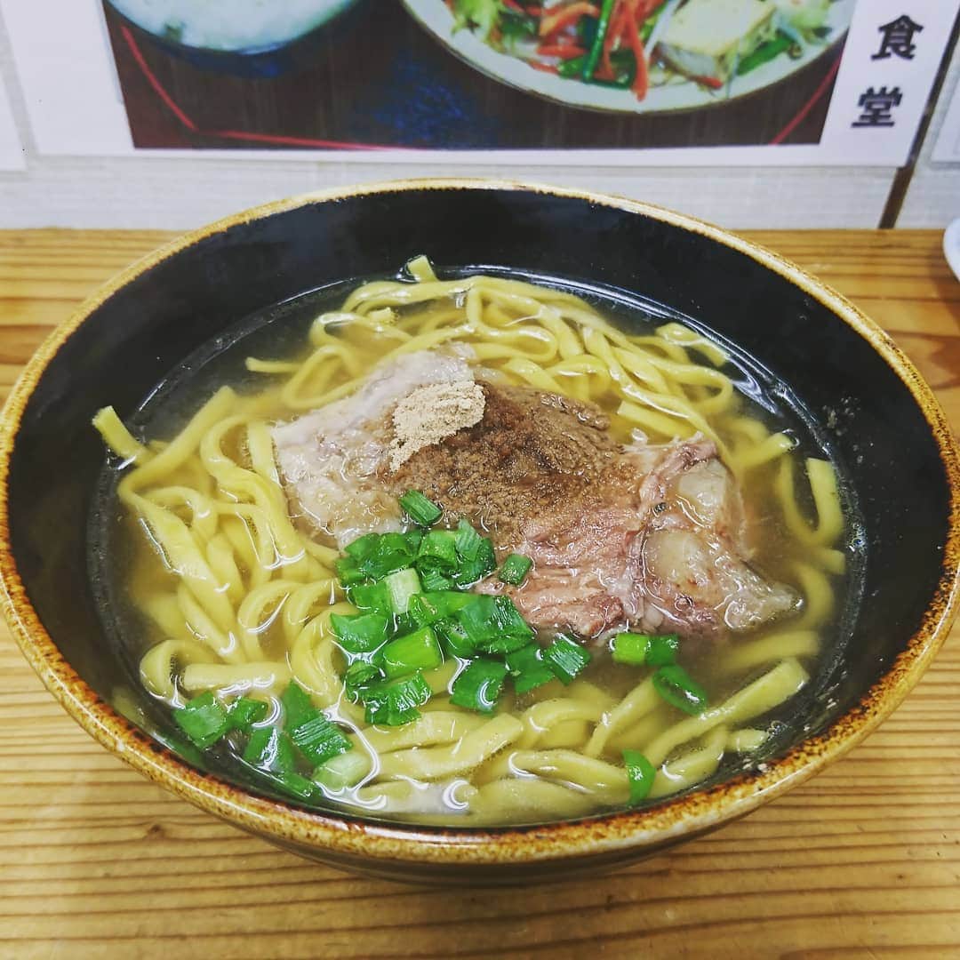 のインスタグラム：「『黄金そば』ウコンが練り込まれているので、体に良いらしい♪軟骨ソーキがトロトロ、鰹の粉がかかっている♪これで400円！安い！  #沖縄そば #ウコン #黄金そば #黄金 #軟骨ソーキ #那覇グルメ #沖縄国際映画祭 #島ぜんぶでおーきな祭 #レギュラー松本 #あるある探検隊」