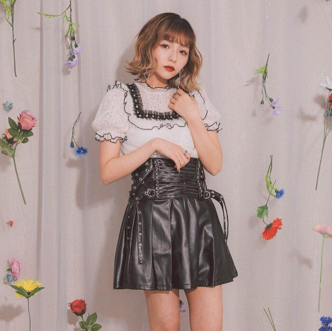 BUBBLESさんのインスタグラム写真 - (BUBBLESInstagram)「ㅤㅤㅤㅤㅤㅤㅤㅤㅤㅤㅤㅤㅤ 🌼BUBBLES NEW ARRIVAL🌼 ㅤㅤㅤㅤㅤㅤㅤㅤㅤㅤㅤㅤㅤ ハトメのフリルテープがインパクト大な新作ブラウス🌹✨ レース生地の上からチュールがレイヤードされていて、 素材感が楽しめる1着👏🏻💕 同じく新作のウエストの複雑に編み上げられた、コルセットデザインが目を惹く😳 プリーツスカートと合わせれば、ガーリーになりすぎないフェティッシュスタイルの完成🙊✨ ㅤㅤㅤㅤㅤㅤㅤㅤㅤㅤㅤㅤㅤ ㅤㅤㅤㅤㅤㅤㅤㅤㅤㅤㅤㅤㅤ 【レースコンビチュールブラウス】 ￥5,292 color : black/beige http://www.sparklingmall.jp/fs/sparklingmall/BS60930 ㅤㅤㅤㅤㅤㅤㅤㅤㅤㅤㅤㅤㅤ 【コルセットプリーツスカート】 ￥6,372 color : beige/black http://www.sparklingmall.jp/fs/sparklingmall/BS60931 ______________________________________________ #bubblestokyo #bubbles_shibuya #bubblessawthecity #bubbles  #fashion #style #bubbles_BS60930 #bubbles_BS60931」4月21日 18時29分 - bubblestokyo