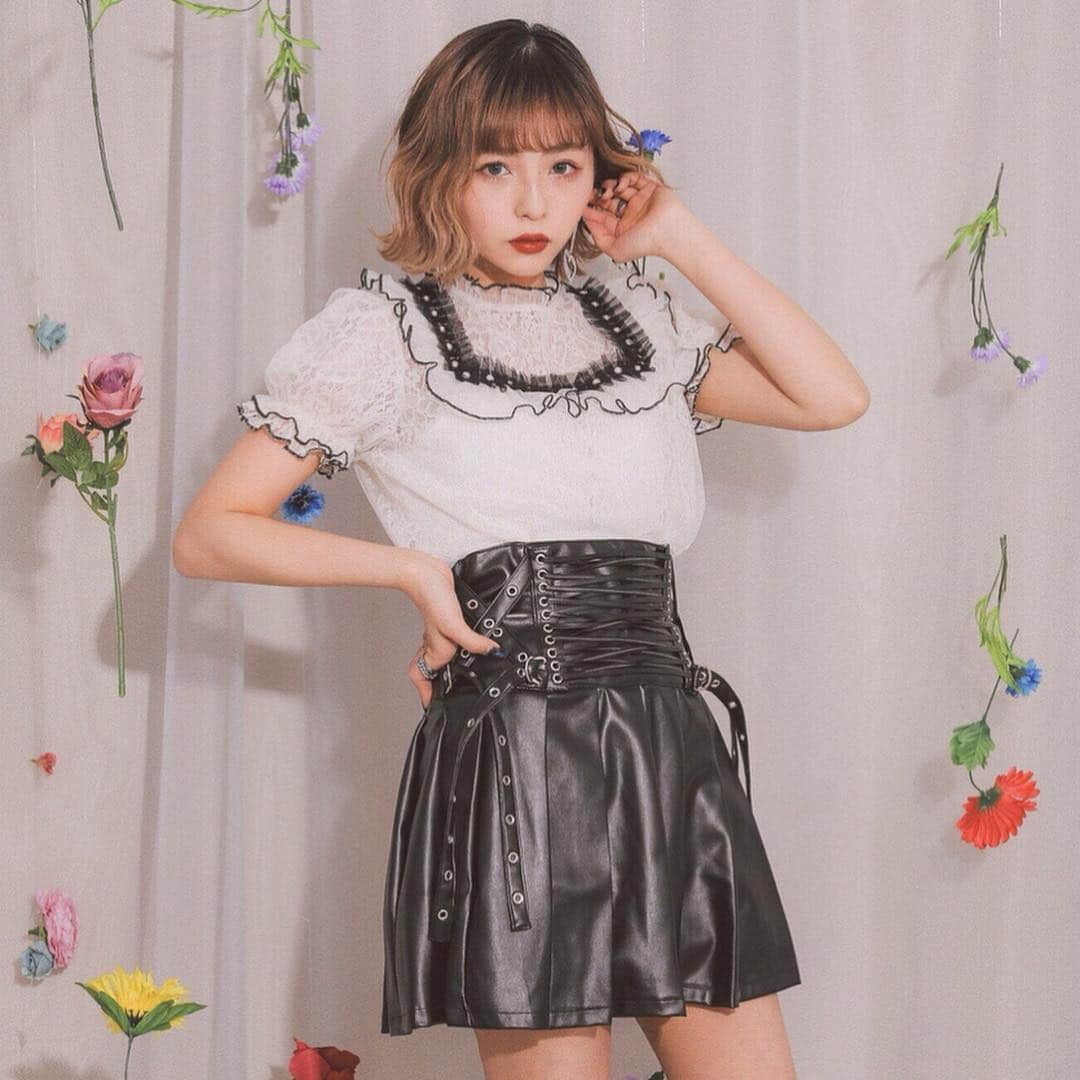 BUBBLESさんのインスタグラム写真 - (BUBBLESInstagram)「ㅤㅤㅤㅤㅤㅤㅤㅤㅤㅤㅤㅤㅤ 🌼BUBBLES NEW ARRIVAL🌼 ㅤㅤㅤㅤㅤㅤㅤㅤㅤㅤㅤㅤㅤ ハトメのフリルテープがインパクト大な新作ブラウス🌹✨ レース生地の上からチュールがレイヤードされていて、 素材感が楽しめる1着👏🏻💕 同じく新作のウエストの複雑に編み上げられた、コルセットデザインが目を惹く😳 プリーツスカートと合わせれば、ガーリーになりすぎないフェティッシュスタイルの完成🙊✨ ㅤㅤㅤㅤㅤㅤㅤㅤㅤㅤㅤㅤㅤ ㅤㅤㅤㅤㅤㅤㅤㅤㅤㅤㅤㅤㅤ 【レースコンビチュールブラウス】 ￥5,292 color : black/beige http://www.sparklingmall.jp/fs/sparklingmall/BS60930 ㅤㅤㅤㅤㅤㅤㅤㅤㅤㅤㅤㅤㅤ 【コルセットプリーツスカート】 ￥6,372 color : beige/black http://www.sparklingmall.jp/fs/sparklingmall/BS60931 ______________________________________________ #bubblestokyo #bubbles_shibuya #bubblessawthecity #bubbles  #fashion #style #bubbles_BS60930 #bubbles_BS60931」4月21日 18時29分 - bubblestokyo