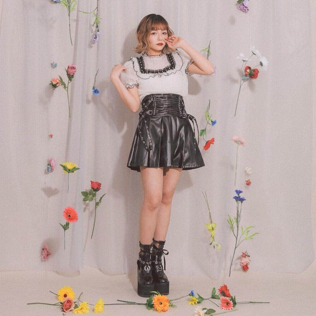 BUBBLESさんのインスタグラム写真 - (BUBBLESInstagram)「ㅤㅤㅤㅤㅤㅤㅤㅤㅤㅤㅤㅤㅤ 🌼BUBBLES NEW ARRIVAL🌼 ㅤㅤㅤㅤㅤㅤㅤㅤㅤㅤㅤㅤㅤ ハトメのフリルテープがインパクト大な新作ブラウス🌹✨ レース生地の上からチュールがレイヤードされていて、 素材感が楽しめる1着👏🏻💕 同じく新作のウエストの複雑に編み上げられた、コルセットデザインが目を惹く😳 プリーツスカートと合わせれば、ガーリーになりすぎないフェティッシュスタイルの完成🙊✨ ㅤㅤㅤㅤㅤㅤㅤㅤㅤㅤㅤㅤㅤ ㅤㅤㅤㅤㅤㅤㅤㅤㅤㅤㅤㅤㅤ 【レースコンビチュールブラウス】 ￥5,292 color : black/beige http://www.sparklingmall.jp/fs/sparklingmall/BS60930 ㅤㅤㅤㅤㅤㅤㅤㅤㅤㅤㅤㅤㅤ 【コルセットプリーツスカート】 ￥6,372 color : beige/black http://www.sparklingmall.jp/fs/sparklingmall/BS60931 ______________________________________________ #bubblestokyo #bubbles_shibuya #bubblessawthecity #bubbles  #fashion #style #bubbles_BS60930 #bubbles_BS60931」4月21日 18時29分 - bubblestokyo