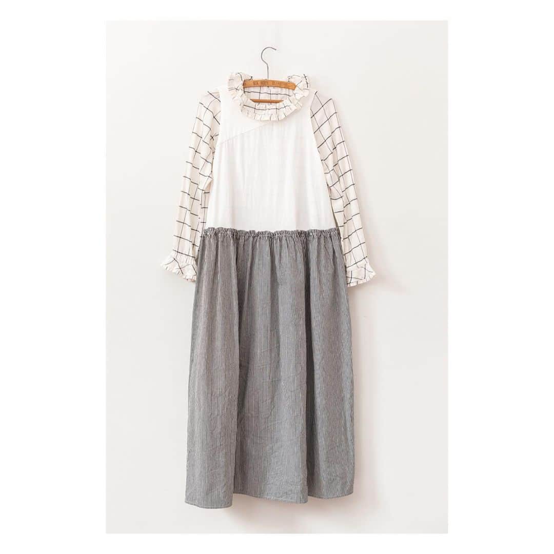 キャベジズ&ローゼズのインスタグラム：「New In ❤ Willie is a mid-length dress made from a mix of linen and candy stripe cotton drill. She cuts a flattering shape and is rather darling with the Blondie Blouse in brushed Japanese Cotton #newarrivals #madeinengland🇬🇧 #candystripe #cottondrill #woveninengland #springarrivals #ss19collection #slowfashion #cabbagesandroses #cabbagesandrosesfashion @christina_strutt @cabbagesandroses_shop 👆Link In Bio👆」