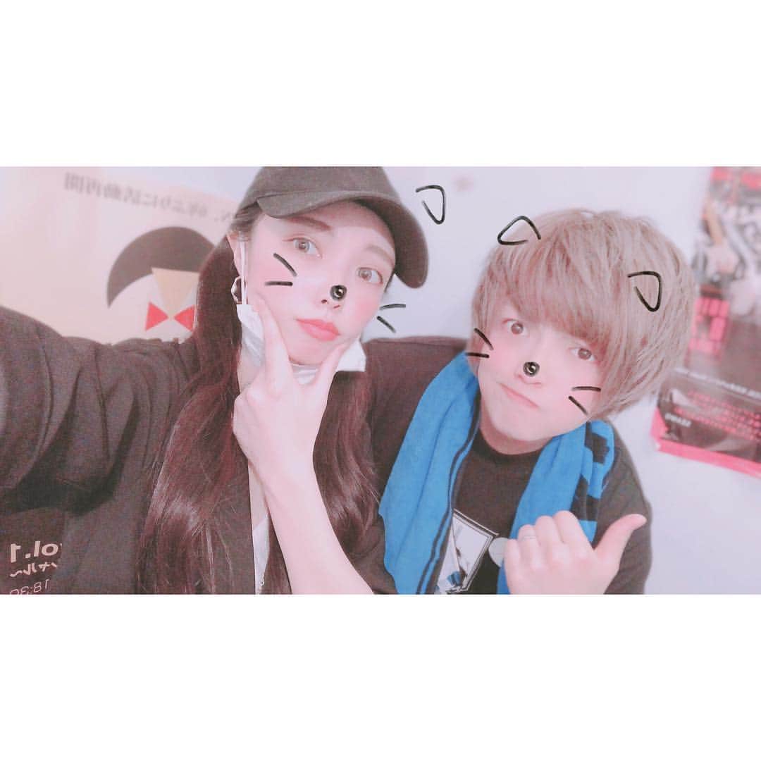 野崎夏帆のインスタグラム：「🎤﻿ ﻿ 昨日は弟の生誕ライブへ行ってきました！﻿ ﻿ 常に進化するSHUNソロは非常に楽しかったです。﻿ まぁ、言っちゃえば﻿ あれもこれも聴きたかったなぁとかあるけど﻿ ﻿ 今魅せたいSHUNのステージだったのかなと思いました☝️﻿ 沢山の方にお祝いして頂き毎年ホッコリします🥰﻿ ﻿ 前とはステージスタイルが変わったけど﻿ 常に進化。﻿ ﻿ でもたまに歌って踊ってるしゅんくん恋しくなるね(笑)﻿ youtu.be/gYhzlBGBQbY﻿ ﻿ 他にも沢山素敵な楽曲があります。﻿ いつかSHUNアルバムが出来たらいいですね﻿ と、通りすがりのファン風に言っておきます。﻿ ﻿ いつも応援して下さるファンの皆様、生誕ライブ成功おめでとうございます&お疲れ様でした！﻿ ﻿ 引き続き、応援(末永く)宜しくお願いします😎﻿ ﻿ 最後に宣伝になっちゃうけど﻿ 彼が所属する#ZEROSTYLE は﻿ ﻿ ▼5/11 #大分 #HallLiveBarDaVinc さんで﻿ #ワンマンライブ ﻿ https://tiget.net/events/49223﻿ ﻿ ▼5/26 #東京 #RUIDOK4 さんで﻿ #ワンマンライブ﻿ https://tiget.net/events/49140﻿ ﻿ ありますので﻿ お時間があれば皆様も是非足を運んで頂けたらと思います！﻿ ﻿ 近々「24girl」という楽曲も各音楽サイトにて配信するみたいなので﻿ こちらも是非チェックして頂けたらと思います♪﻿ ﻿ ﻿ #ZEROSTYLE#SHUN#生誕ライブ﻿ #LIVE#歌手#singer#シンガーソングライター#作詞作曲﻿ #姉弟#家族#myfamily﻿#mybrother」