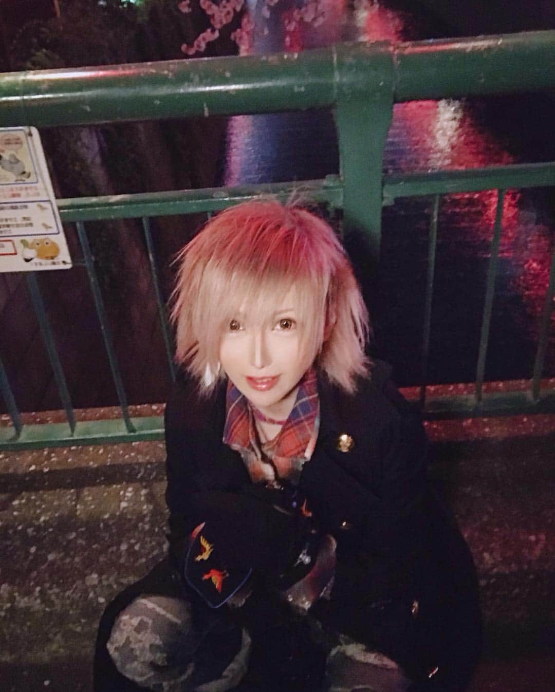 マシロンケーキのインスタグラム：「. 目黒川の夜桜見に行きました🌸 相変わらず綺麗で人が多いですね。 焼き鳥がぶつかりそうになりました← 皆さんは桜見に行きましたか？🤗 #夜桜#目黒川#綺麗でした#元ホスト#美容#整形#中性#メイク#コスメ#ファッション#fashion #ootd#follow#followme #ootd#me#自撮り#youtuber #マシロンケーキ」