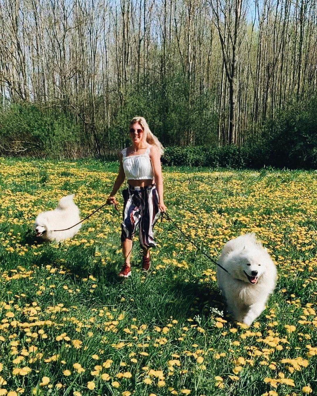 ニキ・ヴォリーズさんのインスタグラム写真 - (ニキ・ヴォリーズInstagram)「We’re running for the eggs !! Happy Easter 🐰🐣🐇!! ‘ ‘ ‘ ‘ ‘ ‘ #dogsofinstagram #goodboi #samoyed #baby #girlwithdogs #bestfriends #myboufriends #easter #gras #flowers #instagood #instamood #blondehair #happy」4月22日 4時07分 - nikiwories