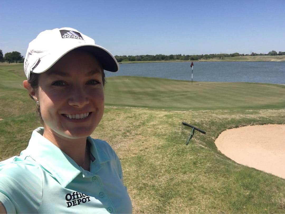 アレハンドラ・ジャネサのインスタグラム：「#HappyEaster! From my favorite egg hunt activity 😁🐰💕⛳️🏌️‍♀️ ••• Felices Pascuas! Saludos desde mi actividad favorita 😊🙌」