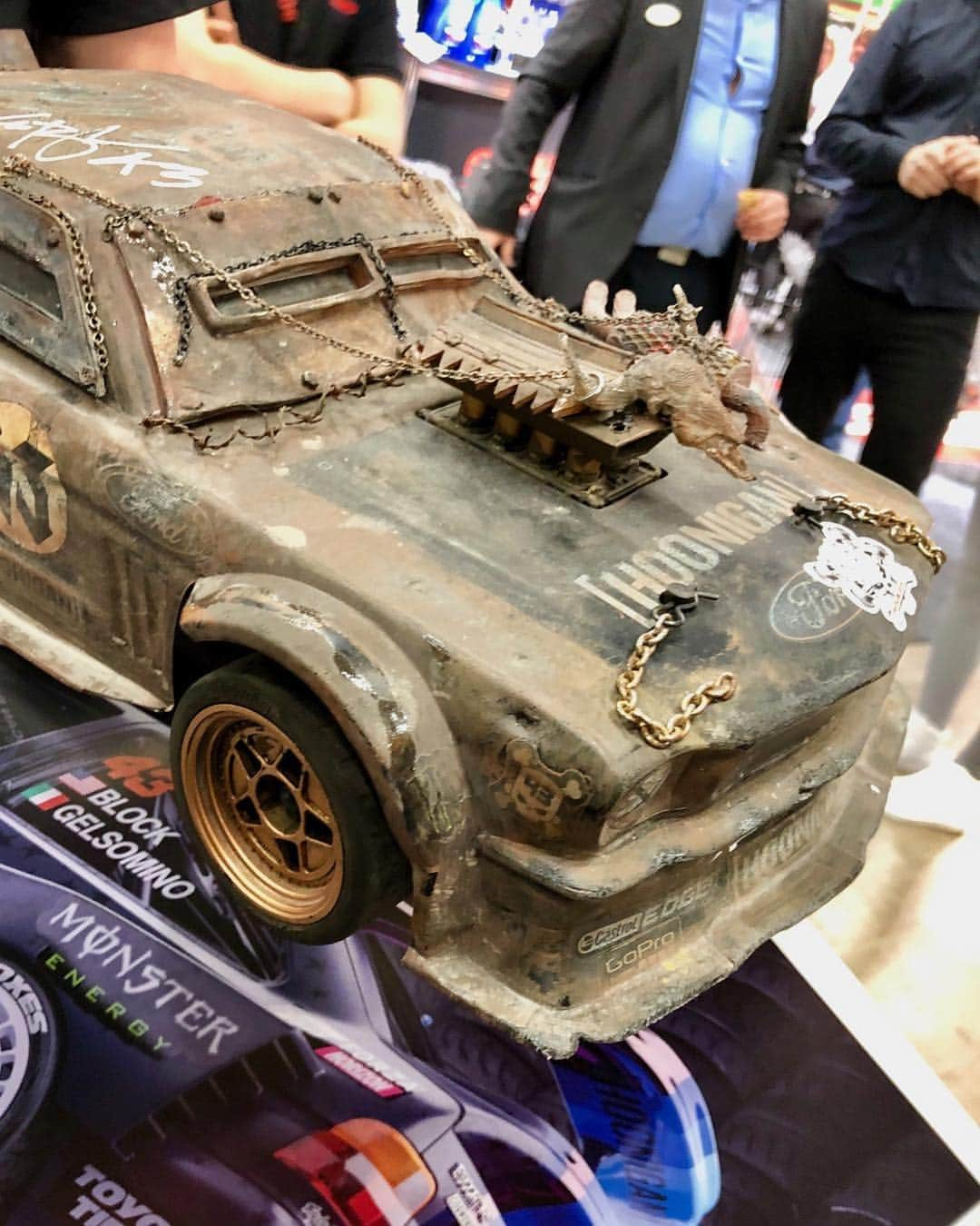 ケン・ブロックさんのインスタグラム写真 - (ケン・ブロックInstagram)「So this was pretty awesome: a full-on “Mad Max” style version of my Ford Mustang RTR Hoonicorn V1 RC car! These two guys came by my autograph session with @Sonax_Germany here in Sweden to have me check this thing out and sign it. Absolutely wild detail. Nice work! #I♥️MadMax #Hoonicorn #trickquestionLemmyisgod」4月22日 4時11分 - kblock43