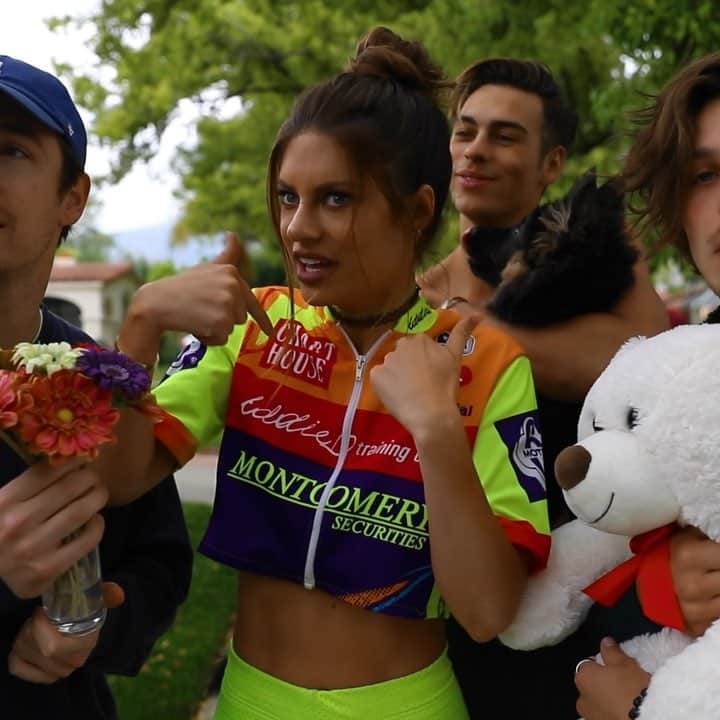Hannah Stockingのインスタグラム：「Why do we always WANT the ones that aren’t interested? 😤😍 @corentinhuard @chaslaughlin @logan_kunde @jakeblarvis (tag a guilty friend)」