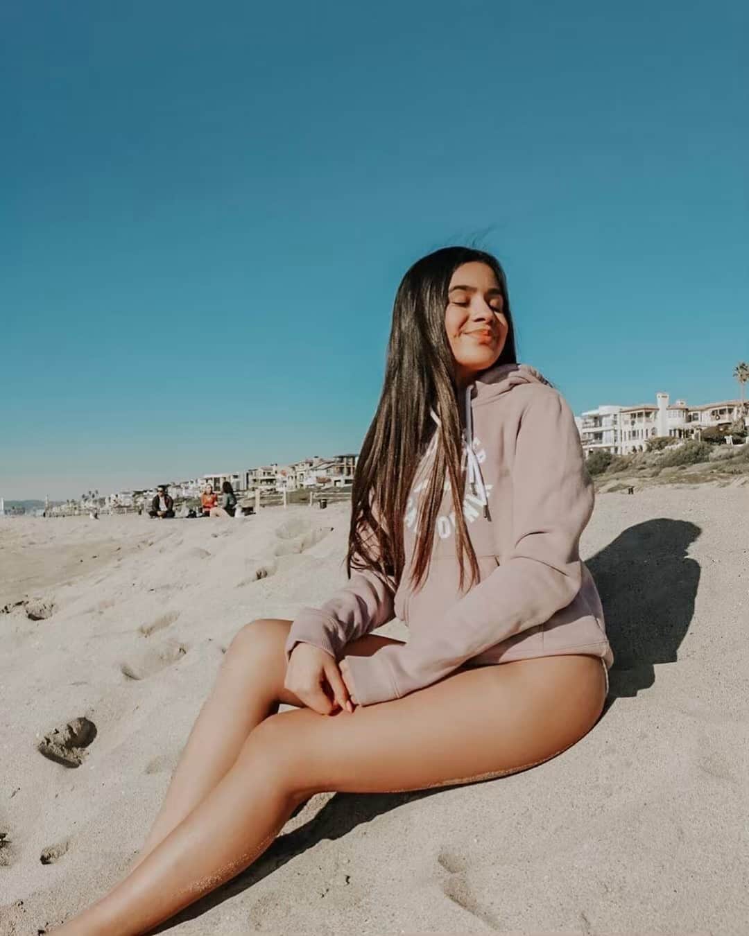 Hollister Co.さんのインスタグラム写真 - (Hollister Co.Instagram)「Livin' the hoodie life 🌞 📷: @yanet.lz #HollisterCollective」4月22日 4時12分 - hollister