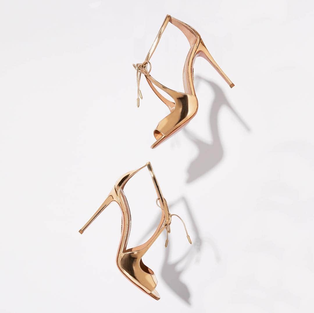 Aquazzuraさんのインスタグラム写真 - (AquazzuraInstagram)「Our Oscar Sandal is made in Italy from glossy mirrored leather in soft gold, features a seductive open toe, skin-baring sides and fastens with a delicate lace at the foot. #AQUAZZURA #AQUAZZURASandals #bridalshoes」4月22日 4時34分 - aquazzura