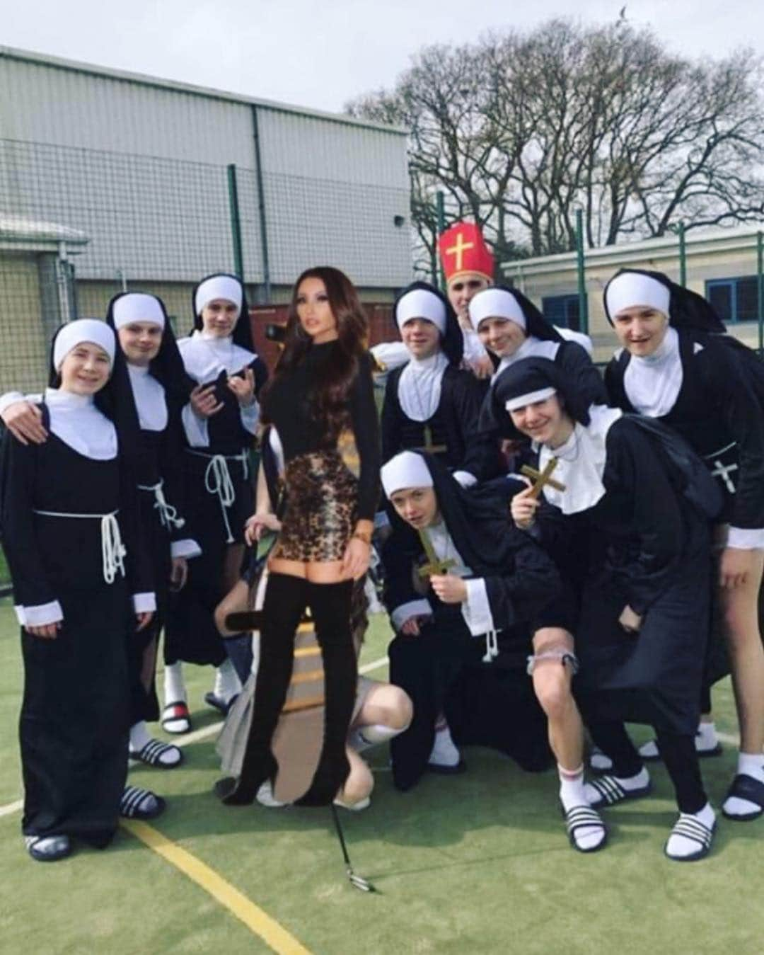 ホーリー・ソンダーズさんのインスタグラム写真 - (ホーリー・ソンダーズInstagram)「With all my homies at the convent today obvi!!! Winner of the photoshop challenge goes to @jack_cooper_ simply cuz it’s Easter!!! Y’all are the best, the funniest ones are in my story NOW! We will do this weekly.」4月22日 4時37分 - holly.sonders