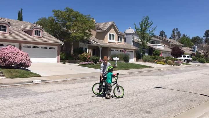 カイル・ガルナーのインスタグラム：「Happy Easter everyone. Today this little dude hopped on his two wheeler and just rode away..... proud dad moment :)」