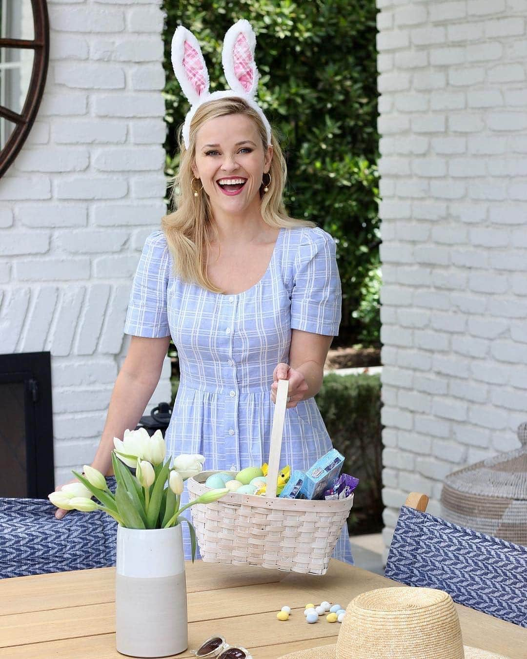 E! Onlineさんのインスタグラム写真 - (E! OnlineInstagram)「Elle Woods loves costume parties (and Easter). 💕(📷: @reesewitherspoon, MGM)」4月22日 4時55分 - enews