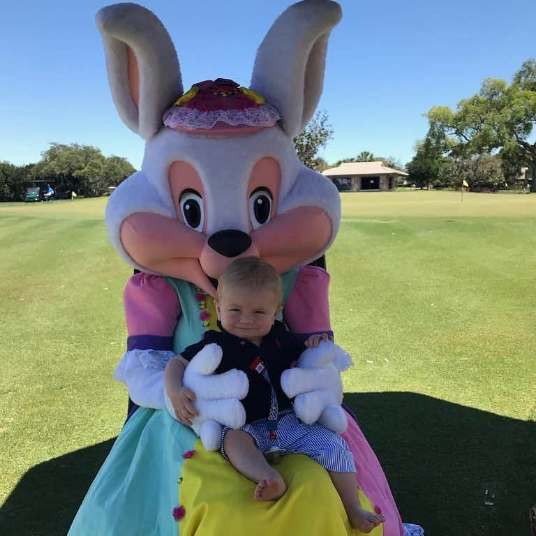 スーザン・ペターセンさんのインスタグラム写真 - (スーザン・ペターセンInstagram)「Happy Easter from Easter bunny jr! #familytime @apbayhillclub」4月22日 4時55分 - suzannpettersen