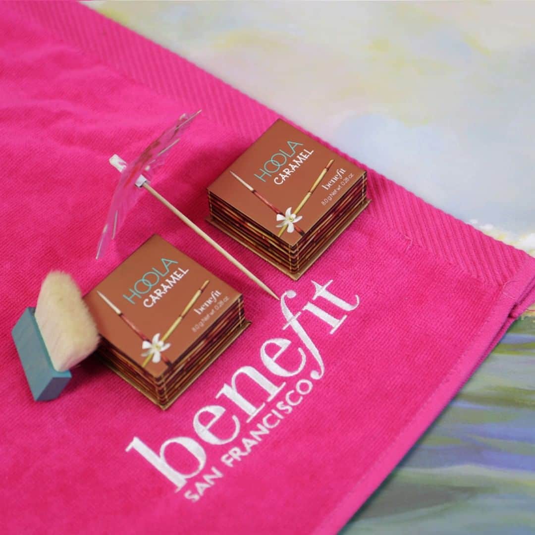 Benefit Cosmetics UKさんのインスタグラム写真 - (Benefit Cosmetics UKInstagram)「Caramel and toasted just know how to chill ☀️ Double tap if you wish you were laying over this cute #benefit beach towel as well! 💕 #benefit #beauty #hoola #bronzer . . . 📷 Image Description: Hoola caramel on a pink Benefit towel」4月22日 5時00分 - benefitcosmeticsuk