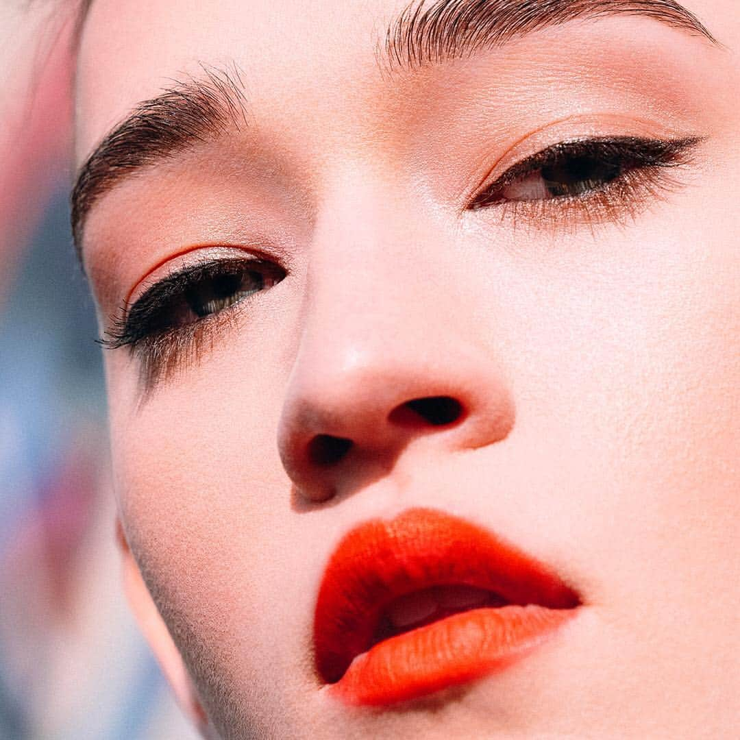 ボビイブラウンさんのインスタグラム写真 - (ボビイブラウンInstagram)「Spring in the city is all about balance. Think: an edgy leather jacket and a #tomatored feminine lip. Luxe Matte Lip Color in Fever Pitch available @sephora」4月22日 5時00分 - bobbibrown