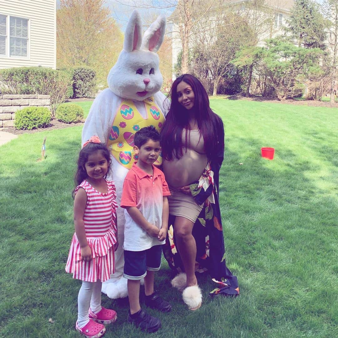 ニコール・ ポリッツィのインスタグラム：「3 babies , a mawma & a bunny🐰 📸@jlavalle5」