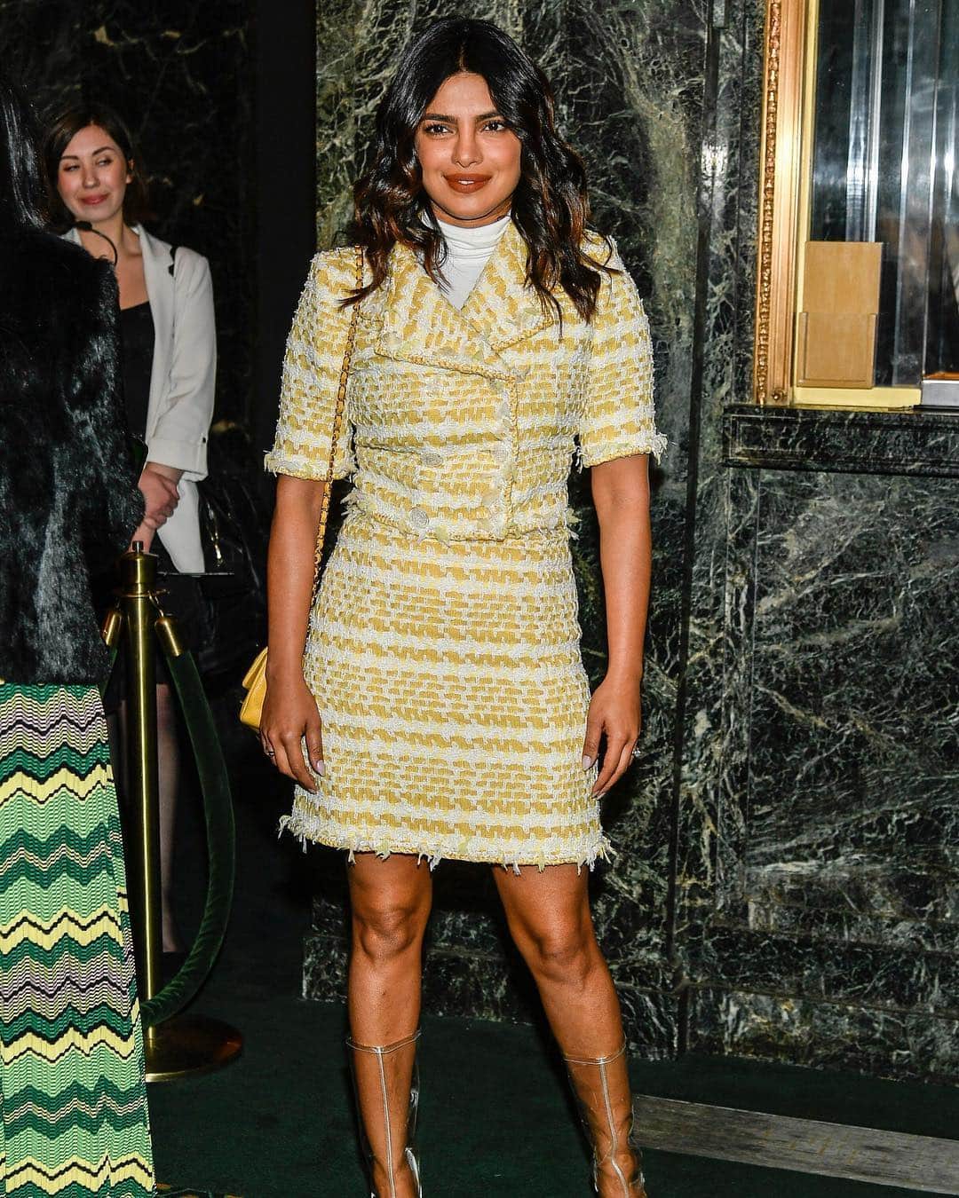 ELLE Magazineさんのインスタグラム写真 - (ELLE MagazineInstagram)「#PriyankaChopra brought the Easter yellow with this Chanel look, landing a spot on this week's #bestdressed list. See more at link in bio 🐣」4月22日 5時07分 - elleusa