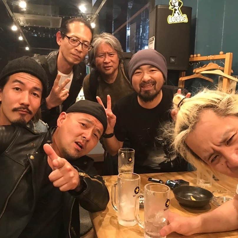 Larry のインスタグラム：「J君のライブ終わりの皆さんと無事に合流。 爆裂おもろかった！ あーっすぅ。」