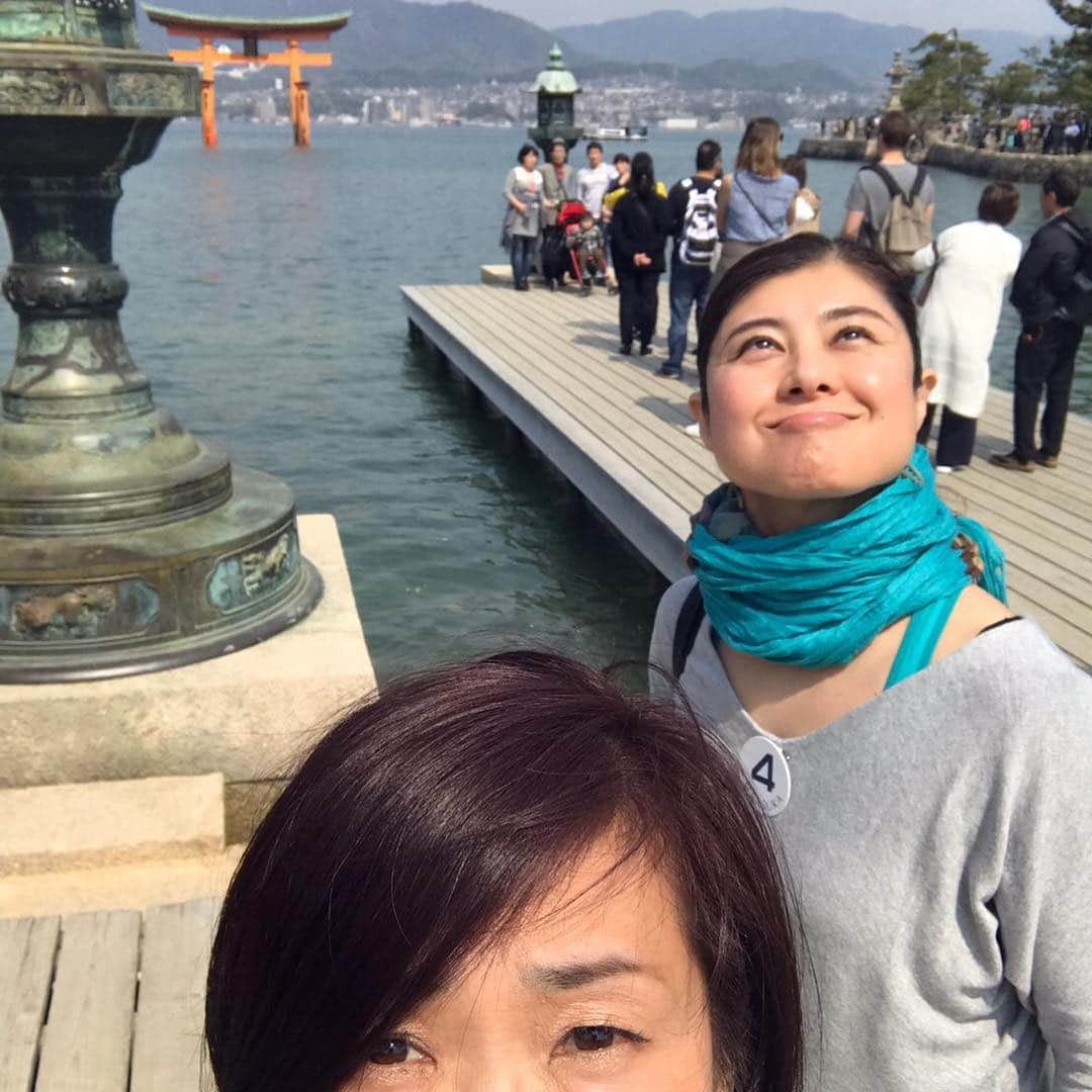間々田佳子のインスタグラム：「いつでも顔ヨガ🧘‍♀️ アシスタントのヨリさんの写真に 入りたがりのよしこ先生でちゅ❣️ #間々田佳子 #顔ヨガ」