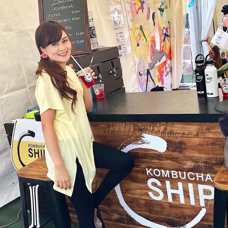 野本愛さんのインスタグラム写真 - (野本愛Instagram)「今日は「オーガニックライフTOKYO」でエドワーズ壽里先生の「SPRING DRTOX!!腸から元気になるデトックス」クラスに参加したよー😊👍 . 体全身を使ったり、ひねったり、腹筋をしたりなかなかハードなヨガだった😆❣️❣️ . 初めてのポーズにも挑戦したよ🥰🥰 . 体を動かした後は、大泉工場の「コンブチャシップ」でリフレッシュ😊💕 . 初めてコンブチャ飲んだけどクセがなくて飲みやすかった✨✨ . 炭酸も入ってたからスッキリサッパリ〜❣️❣️ . ヨガウェアは上下とも @yoggy_sanctuary だよー😊👍 . @yogajournal_japan #コンブチャシップ #コンブチャ #大泉工場 #オーガニックライフTOKYO #ヨガジャーナル #yogaJOURNAL #オーガニックライフ」4月21日 20時19分 - himemode