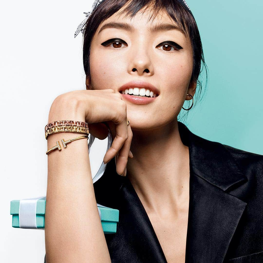 ティファニーさんのインスタグラム写真 - (ティファニーInstagram)「It's all in the wrist. @feifeisun pairs her #TiffanyT bracelets with more #TiffanyT bracelets for a seriously strong arm. Tap for a show of hands. #Tiffany #TiffanyAndCo - Photo: @craigmcdeanstudio  Styling: @alexwhiteedits」4月21日 20時21分 - tiffanyandco