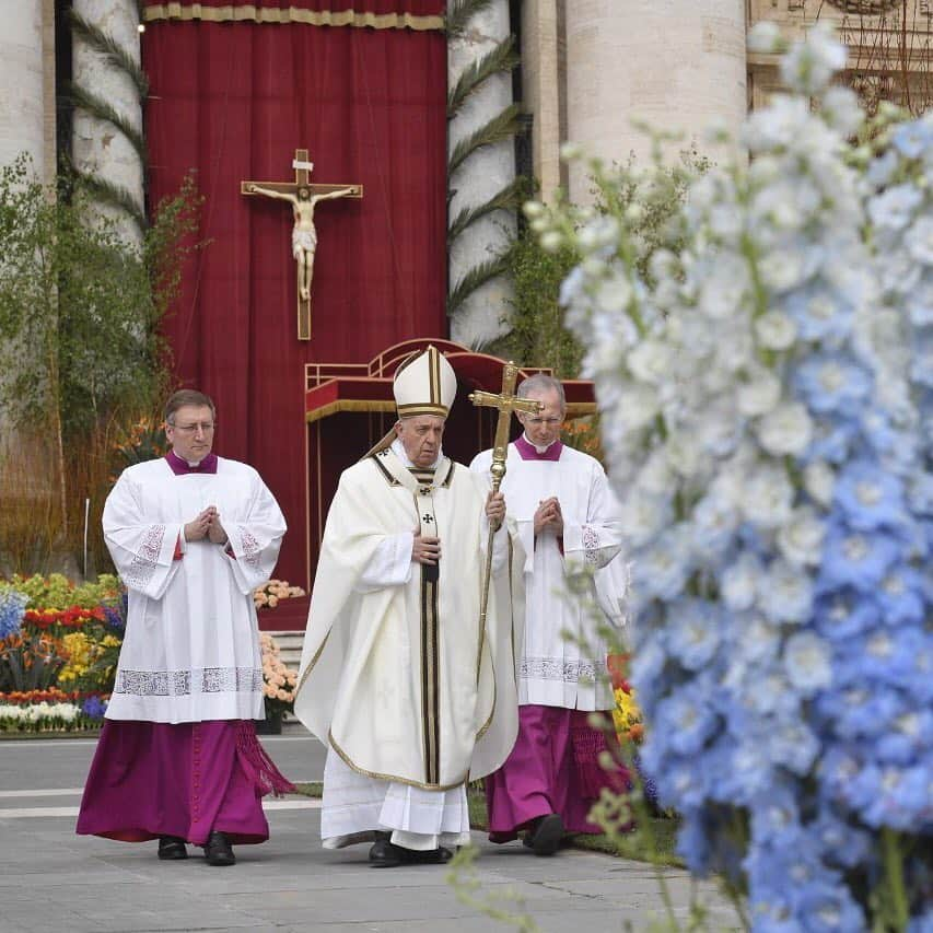 フランシスコ（ローマ教皇）さんのインスタグラム写真 - (フランシスコ（ローマ教皇）Instagram)「EN: The resurrection of Christ is the true hope of the world. Happy #Easter!  ES: La resurrección de Cristo es la verdadera esperanza del mundo. ¡Feliz Pascua a todos! #Pascua  PT: A ressurreição de Cristo é a verdadeira esperança do mundo. Boa #Páscoa!  IT: La risurrezione di Cristo è la vera speranza del mondo. Buona #Pasqua!  FR: La résurrection du Christ est la vraie espérance du monde. Joyeuse #Pâques !  DE: Die Auferstehung Christi ist die wahre Hoffnung für die Welt. Frohe #Ostern!」4月21日 20時24分 - franciscus