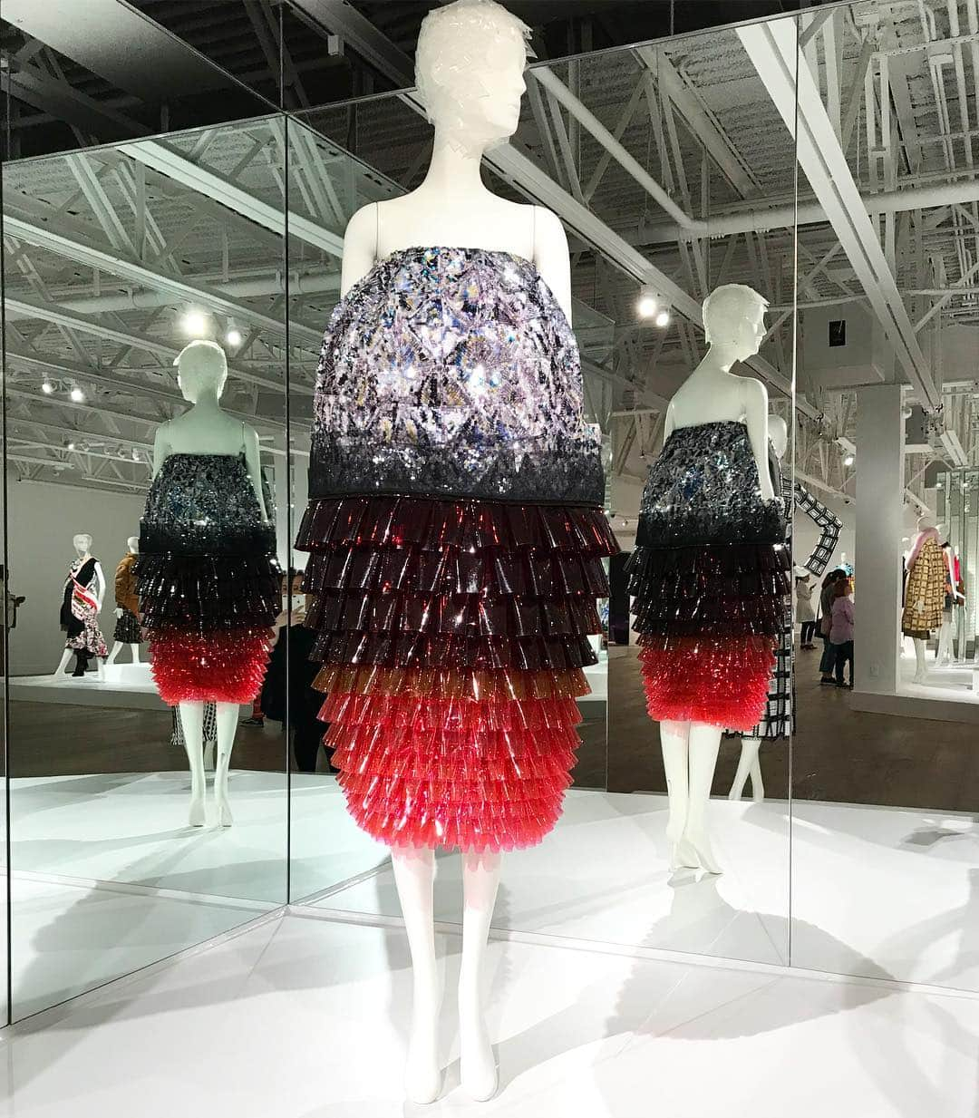 メアリーカトランズさんのインスタグラム写真 - (メアリーカトランズInstagram)「#marykatrantzou #10yearsofkatrantzou #scad」4月21日 20時23分 - marykatrantzou