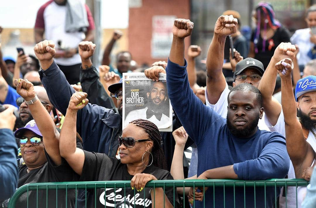 NBC Newsさんのインスタグラム写真 - (NBC NewsInstagram)「Swipe for the Week in Pictures ➡️ . Mourners hold their fists in the air outside Nipsey Hussle's Marathon clothing store in Los Angeles on April 11. 📷 @hansgutknecht / Los Angeles Daily News via @GettyImages . People crowd around Ivanka Trump to take selfies at the end of an event sponsored by the World Bank Group, on April 17, in Abidjan, Ivory Coast. 📷 @jacquelynmartin / @apnews . Police officers remove an environmental campaigner wearing a clerical collar during the fourth day of a coordinated protest by the Extinction Rebellion group in London on April 18. 📷 @leonnealphoto / @GettyImages . A girl plays with soap suds during celebrations for the Thingyan festival, the Buddhist New Year, in Yangon, Myanmar, on April 13. 📷 Sai Aung Main / @AFP photo . See all 14 images in #TheWeekinPictures through the link in our bio.」4月21日 20時35分 - nbcnews