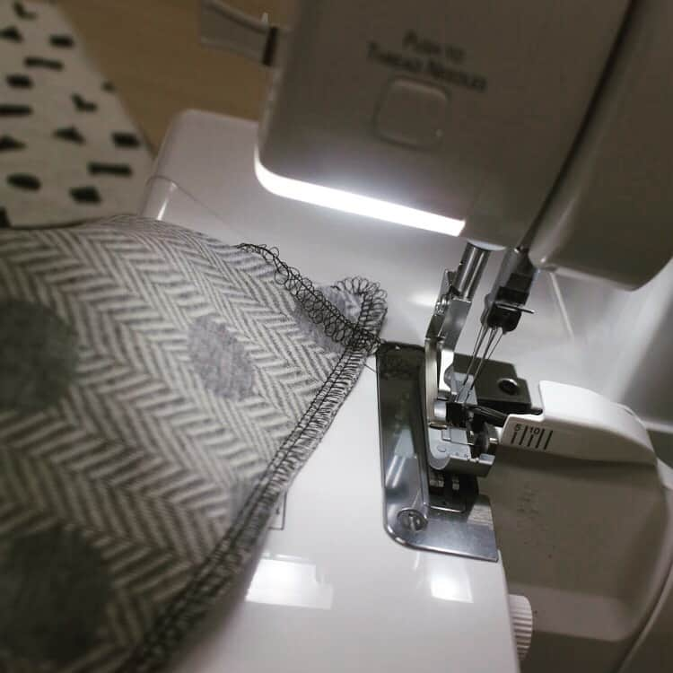 世手子さんのインスタグラム写真 - (世手子Instagram)「Handmade clothes for the first time 👘 I will be posted in magazines on 4/25 release "19Spring Summer Easy Sewing Mrs. Edition(*⁰▿⁰*) Thank you for making a comment,everyone( ◠‿◠ ) 4月25日発売の「'19春夏かんたんソーイング ミセス版」に掲載されてるよー(๑╹ω╹๑ ) イベントで初めて洋服を作りましたー！！！！作れちゃうもんだね！ #ソーイングデザイナー #クライムキ 先生に教えていただきました！  @kurai_muki 先生はなんと！ 私と同じ母校 #女子美 ご出身だったので大先輩と意気投合しちゃいましたっっ♪(´ε｀ ) #かんたんソーイングミセス版 に私の初洋服作りの様子などなど 超万能ミシン #ベビーロック @babylock_sewing 特集が掲載されてるので4/25発売されたら是非みてねー( ´∀｀) 今回使用した #ロックミシン は #Sakura 🌸 空気の力で針糸を通す新開発のエア針糸通し機能を搭載されている超万能ミシン！ こちらの #babylock は #巻きロック が特徴！絶対ほつれないね！超頑丈に塗ってくれますｖ（＾＿＾ｖ）♪ これで #手作り服 も怖なくない！！！ 他にも #ウェーブロック もできちゃう！！ 4本糸 #ソーイング 素晴らしかったねー((o(^∇^)o))」4月21日 20時34分 - rojide