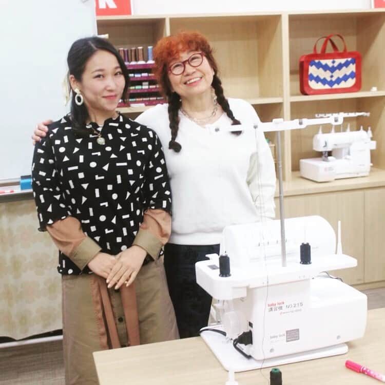 世手子さんのインスタグラム写真 - (世手子Instagram)「Handmade clothes for the first time 👘 I will be posted in magazines on 4/25 release "19Spring Summer Easy Sewing Mrs. Edition(*⁰▿⁰*) Thank you for making a comment,everyone( ◠‿◠ ) 4月25日発売の「'19春夏かんたんソーイング ミセス版」に掲載されてるよー(๑╹ω╹๑ ) イベントで初めて洋服を作りましたー！！！！作れちゃうもんだね！ #ソーイングデザイナー #クライムキ 先生に教えていただきました！  @kurai_muki 先生はなんと！ 私と同じ母校 #女子美 ご出身だったので大先輩と意気投合しちゃいましたっっ♪(´ε｀ ) #かんたんソーイングミセス版 に私の初洋服作りの様子などなど 超万能ミシン #ベビーロック @babylock_sewing 特集が掲載されてるので4/25発売されたら是非みてねー( ´∀｀) 今回使用した #ロックミシン は #Sakura 🌸 空気の力で針糸を通す新開発のエア針糸通し機能を搭載されている超万能ミシン！ こちらの #babylock は #巻きロック が特徴！絶対ほつれないね！超頑丈に塗ってくれますｖ（＾＿＾ｖ）♪ これで #手作り服 も怖なくない！！！ 他にも #ウェーブロック もできちゃう！！ 4本糸 #ソーイング 素晴らしかったねー((o(^∇^)o))」4月21日 20時34分 - rojide