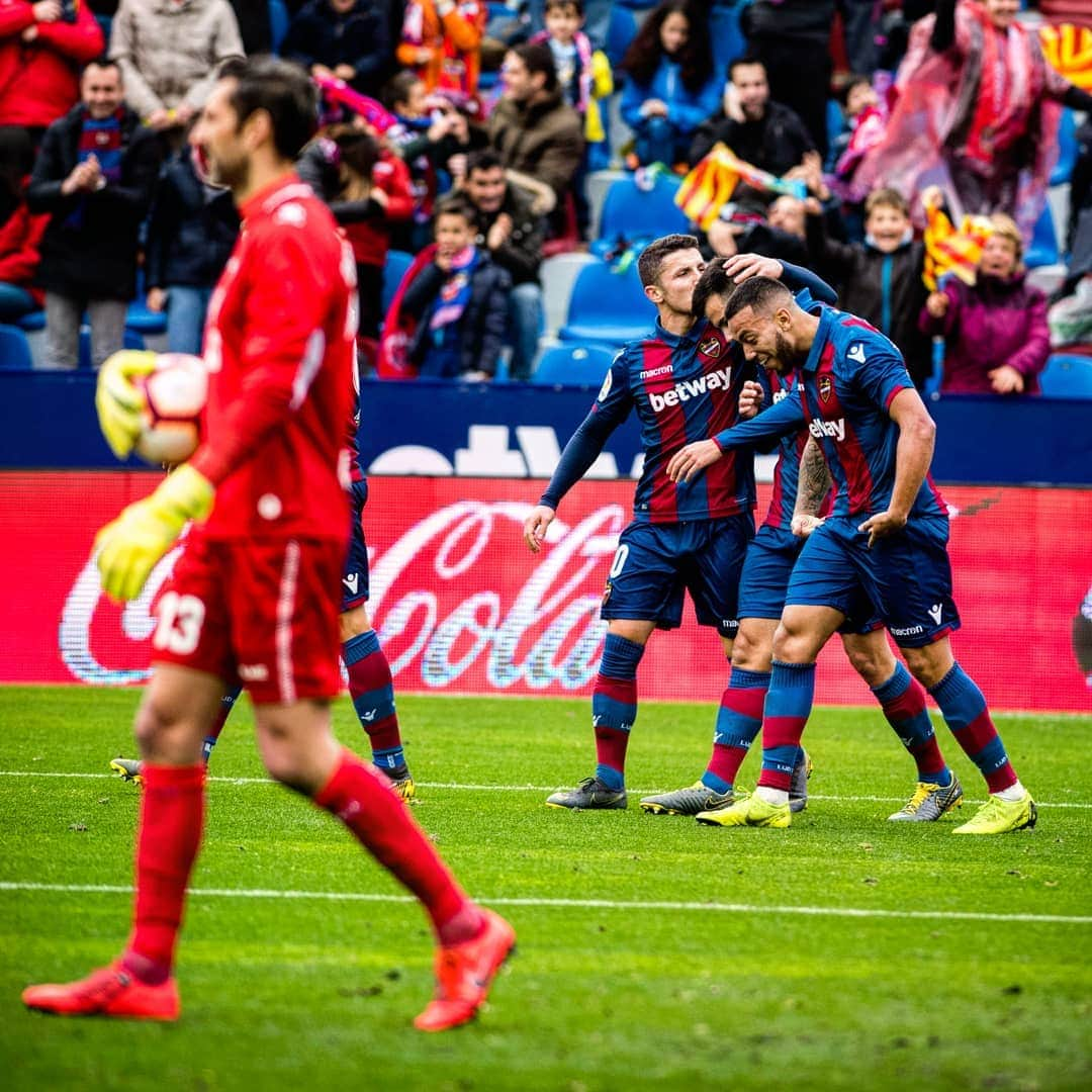 レバンテUDさんのインスタグラム写真 - (レバンテUDInstagram)「Min 72 | Levante UD 2-2 RCD Espanyol #LevanteEspanyol ---- @betway_es @officialmacron @levantewagenvw @cocacola_esp @amstel_es @caixabank」4月21日 20時34分 - levanteud