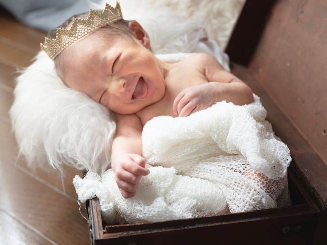 加藤千暁さんのインスタグラム写真 - (加藤千暁Instagram)「かわいい時を残しておきたくて頑張りました😂💕 #新生児#生後10日#ニューボーンフォト#セルフ#よく頑張りました#カメラマン#ちあきちゃん #奇跡的に#笑ってるのも撮れた #newbornphoto」4月21日 20時35分 - chiaki525
