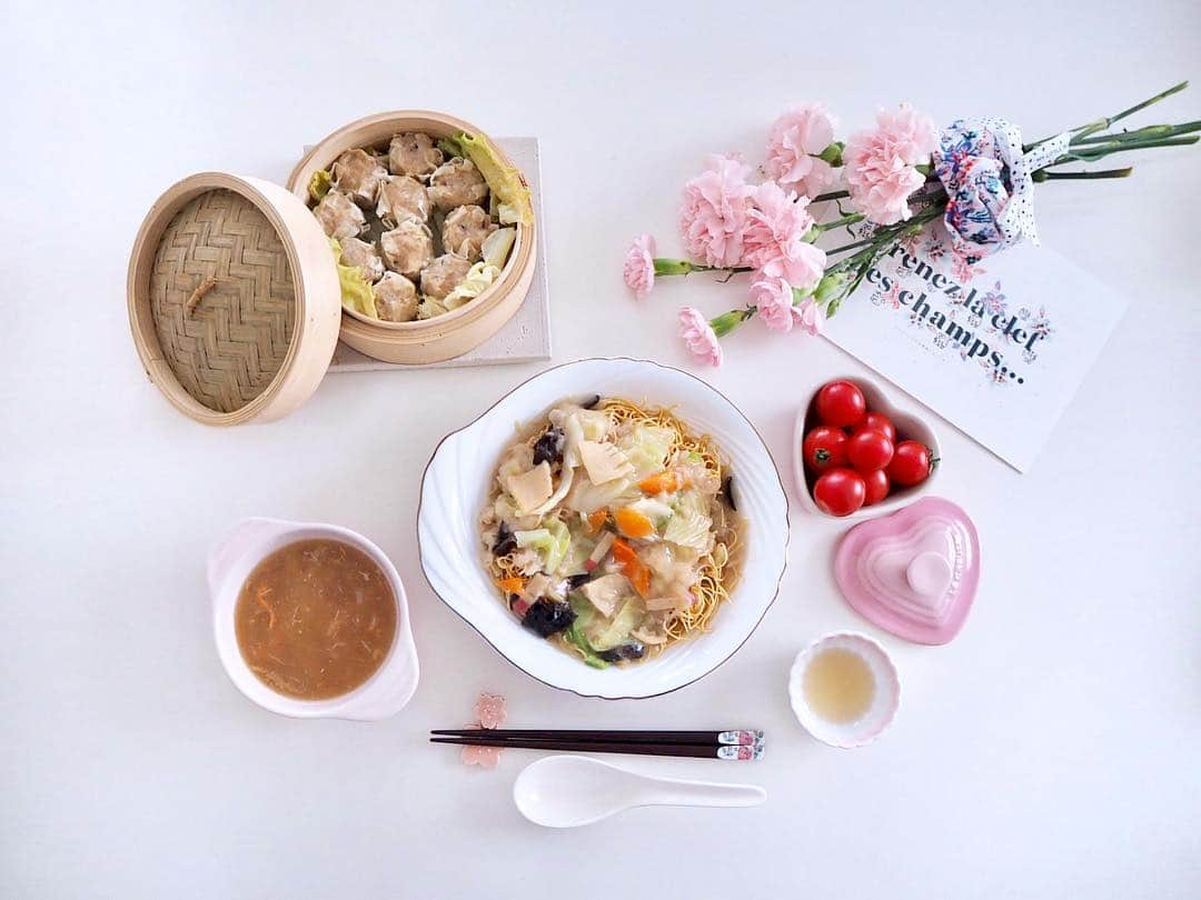 こままりえさんのインスタグラム写真 - (こままりえInstagram)「✴︎ Today's lunch🍽 . #皿うどん #ふかひれスープ #あらびきえびポーク焼売 #OSMICトマト . 本日の休日おうちごはんは お手軽中華ランチでした😋🍴 臨月のわたしには @sugarlady_official の存在が 本当にありがたい〜😭🙏✨ . シュガーレディは製造時に 化学的合成添加物を使用していなくって 徹底した安全安心へのこだわりが とても共感できるから ここずーっと継続利用してます😉💋 . 家族全員で手軽に美味しく 楽しめるのって嬉しいなぁ😆😆💗 . #シュガーレディー #シュガーレディTABLE #sugarlady #PR #簡単料理 #簡単調理 #安心安全 #冷凍食品 #クッキング #料理 #cooking #時短料理 #時短クッキング #加工食品 #無添加 #食の安全 #おうちごはん #春メニュー #春ランチ #皿うどん細麺 #ふかひれ #スープ #焼売 #オスミックトマト #だしまろ酢 #だしのきいたまろやかなお酢」4月21日 20時30分 - komamarie