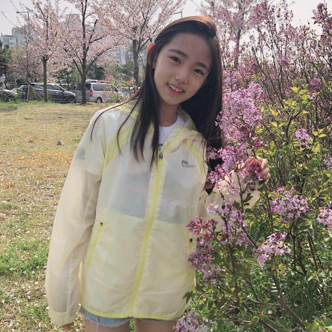 ウンチェさんのインスタグラム写真 - (ウンチェInstagram)「🌸 오전엔 흐리더니 , 오후엔 쨍쨍 ☀️ . . . #완연한봄#봄나들이#꽃구경#주말#일상 #간절기필수템#통기성좋은#슝슝자켓 #네파키즈#네파키즈방풍자켓#네파키즈자켓 #네파키즈메쉬믹스방풍자켓#네파키즈슝슝자켓」4月21日 20時30分 - __leehye