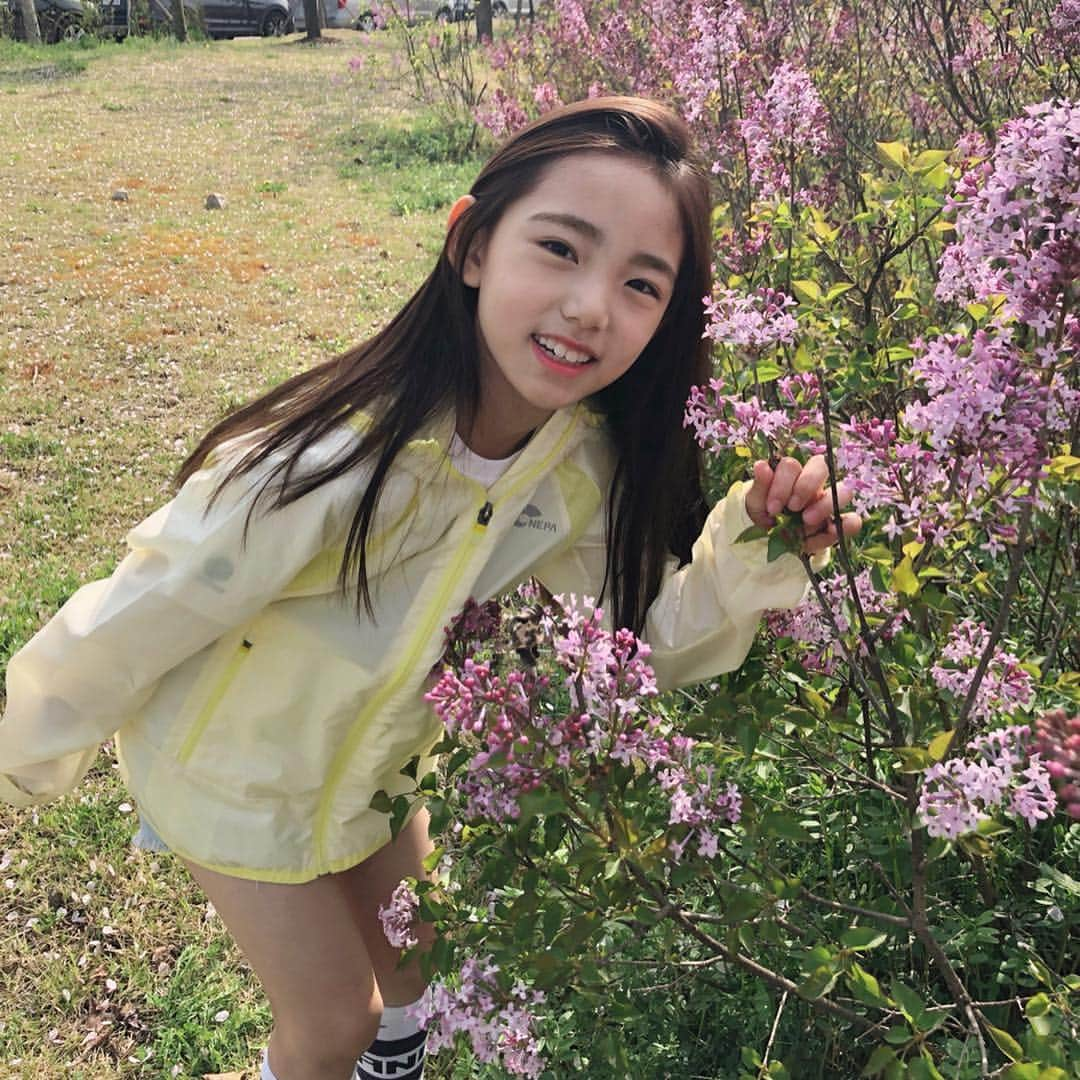 ウンチェさんのインスタグラム写真 - (ウンチェInstagram)「🌸 오전엔 흐리더니 , 오후엔 쨍쨍 ☀️ . . . #완연한봄#봄나들이#꽃구경#주말#일상 #간절기필수템#통기성좋은#슝슝자켓 #네파키즈#네파키즈방풍자켓#네파키즈자켓 #네파키즈메쉬믹스방풍자켓#네파키즈슝슝자켓」4月21日 20時30分 - __leehye