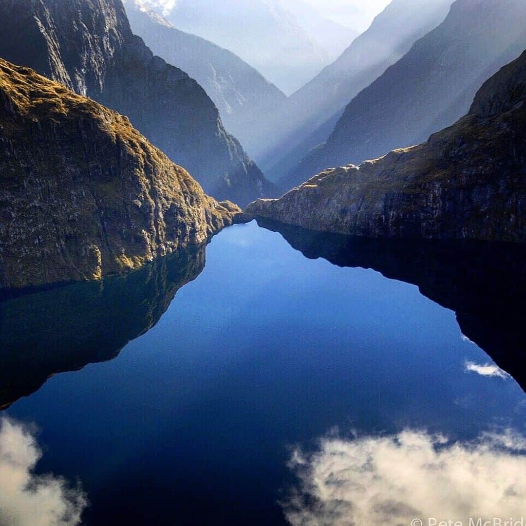 ナショナルジオグラフィックさんのインスタグラム写真 - (ナショナルジオグラフィックInstagram)「Photo by Pete McBride @pedromcbride | Chasing light and balance in the quiet canyons of New Zealand. To see more, follow @pedromcbride #peace #love #nature #reflection」4月21日 20時31分 - natgeo