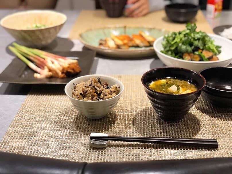 神崎恵さんのインスタグラム写真 - (神崎恵Instagram)「息子たちとじっくり時間を過ごせた日曜日。 厚切りローストビーフにサラダとアサリのワイン蒸しで。  1枚目の茄子とシシトウとパクチーのピリ辛は、ふと食べたくなる定番メニュー。 素揚げにした茄子とシシトウを、煮立たせて粗熱をとっておいた(酒、みりん、醤油、酢、ごま油、鷹の爪)にからませるだけ。ラー油とパクチーと一緒に。 そして、今朝は熱々のけんちんうどん。 いい日曜日でした😌 #おうちごはん」4月21日 20時36分 - megumi_kanzaki