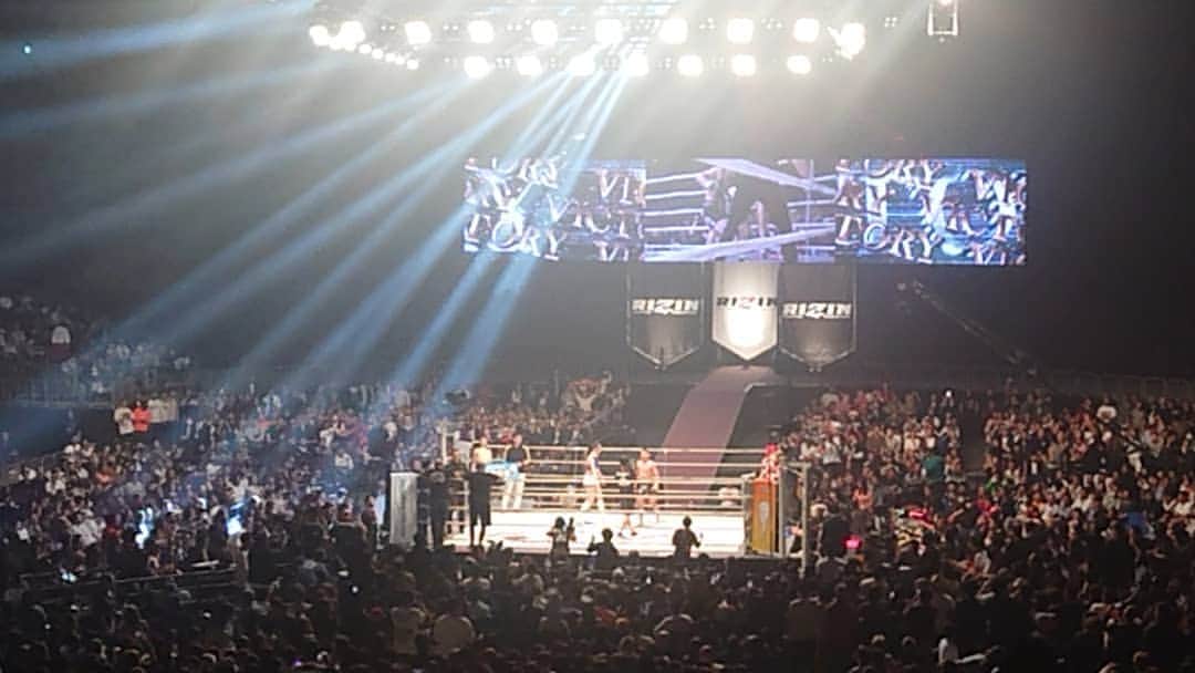 笠原謙哉のインスタグラム：「勉強のため新横浜へ🚅  終わってSNS見たら 「横浜アリーナでRIZIN.15やってる💡」 当日券で入って  堀口恭司のKOを生で見る  今、ここ👆  格好よすぎるよ堀口恭司🤩  スターは裏切らない✨」