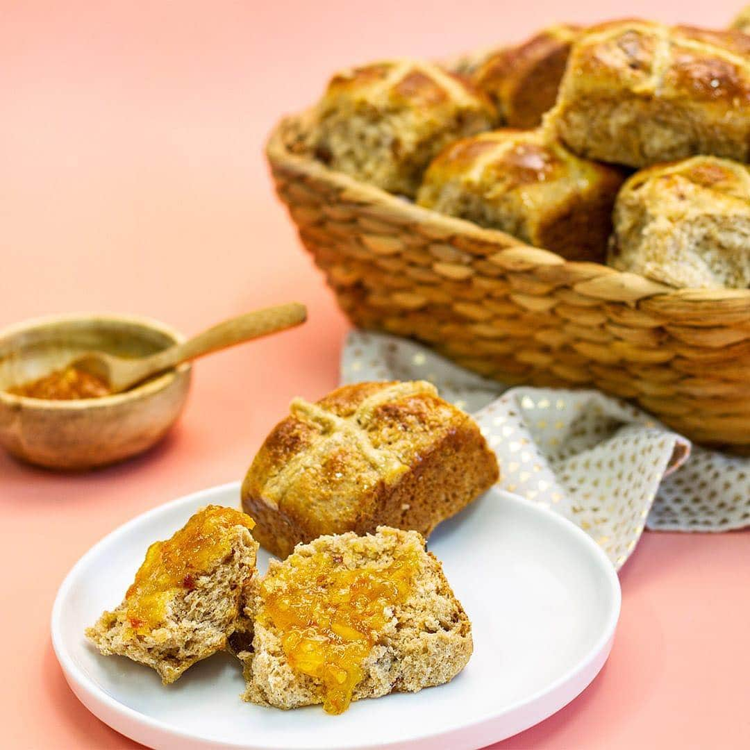 ケイラ・アイトサインズさんのインスタグラム写真 - (ケイラ・アイトサインズInstagram)「#Easter is here in Australia 😁🐰. That means hot cross buns are everywhere right now. If you love hot cross buns, these are SO delicious and smell amazing! Plus, if you can believe it they're HEALTHY😁😁Head to my blog to get the recipe to make these with your family! https://www.kaylaitsines.com/blogs/recipe/healthy-hot-cross-buns (swipe up on my insta story for direct link)」4月21日 20時37分 - kayla_itsines