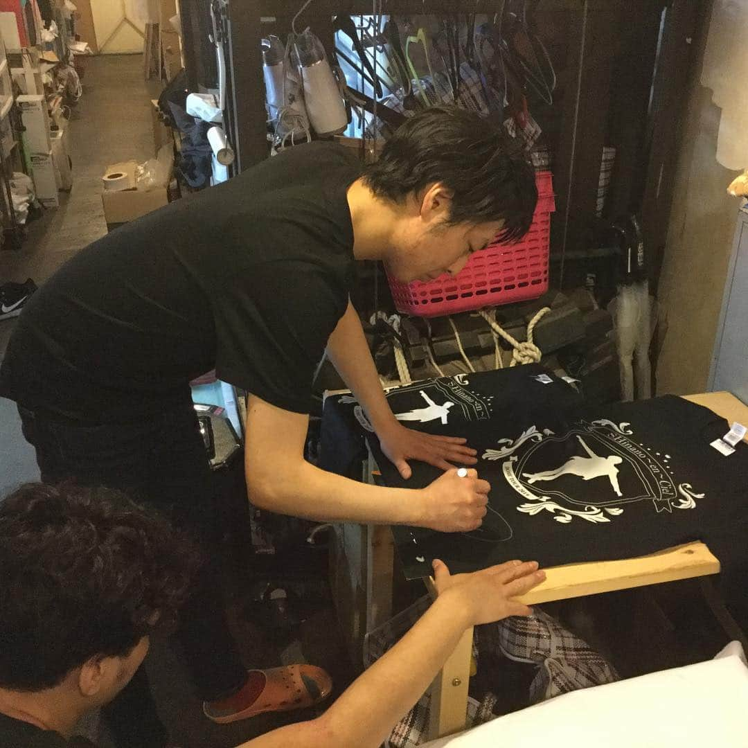 よしもと祇園花月さんのインスタグラム写真 - (よしもと祇園花月Instagram)「Shinano〜en〜Ciel Tシャツにサインを入れる✒️信濃さん🕺当選の発表は商品の発送をもって代えさせていただきますのでお楽しみに💏  #よしもと祇園花月  #祇園花月 #新喜劇 #信濃岳夫 #tシャツプレゼント  #アンが書いたよ #信濃さんってかっこいいよね #アンも惚れちゃいそう #なーんて」4月21日 20時51分 - gionkagetsu