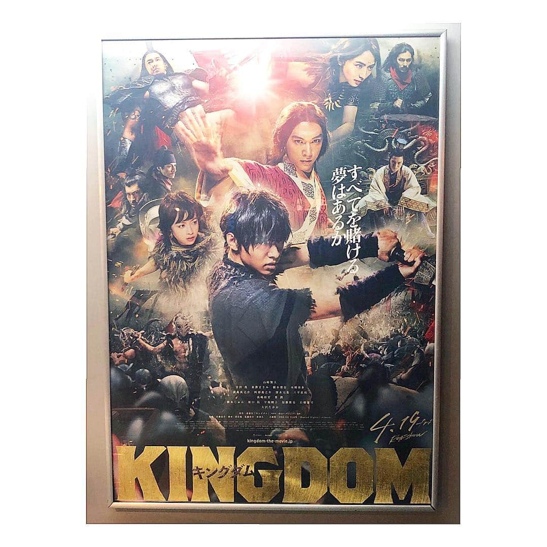 木村愛里さんのインスタグラム写真 - (木村愛里Instagram)「⋆ 映画『KINGDOM』鑑賞。 ㅤㅤㅤㅤㅤㅤㅤㅤㅤㅤㅤㅤㅤ めっっっっちゃっ とっっっってもっ すんばらっしくっ 面白かったっっ！！！！！ ㅤㅤㅤㅤㅤㅤㅤㅤㅤㅤㅤㅤㅤ すんごい。 邦画のクォリティすごいです。 ただただ興奮と感動。 ㅤㅤㅤㅤㅤㅤㅤㅤㅤㅤㅤㅤㅤ ㅤㅤㅤㅤㅤㅤㅤㅤㅤㅤㅤㅤㅤ 私は漫画をみたことなくて きっと もっと細かな部分まで 漫画では描かれているんだろうなぁ  とは思ったけど ㅤㅤㅤㅤㅤㅤㅤㅤㅤㅤㅤㅤㅤ それでも素晴らしかった。 俳優さん１人１人のクォリティも アクションも曲も映像も 何から何まで 拍手。。 ㅤㅤㅤㅤㅤㅤㅤㅤㅤㅤㅤㅤㅤ 絶対観るべき作品。 ぁあ良い週末の締めくくりでした。 ㅤㅤㅤㅤㅤㅤㅤㅤㅤㅤㅤㅤㅤ ㅤㅤㅤㅤㅤㅤㅤㅤㅤㅤㅤㅤㅤ ㅤㅤㅤㅤㅤㅤㅤㅤㅤㅤㅤㅤㅤ #映画 #KINGDOM #最高 #実写化には素晴らしい俳優の皆さんの顔面クォリティ #続編ありそうだなぁ #今のところ今年1の作品 #とりあえず漫画を読もう #今日はoneokrockを聴いて寝よう #nicemovie #あいりおすすめっ」4月21日 20時45分 - airi_official