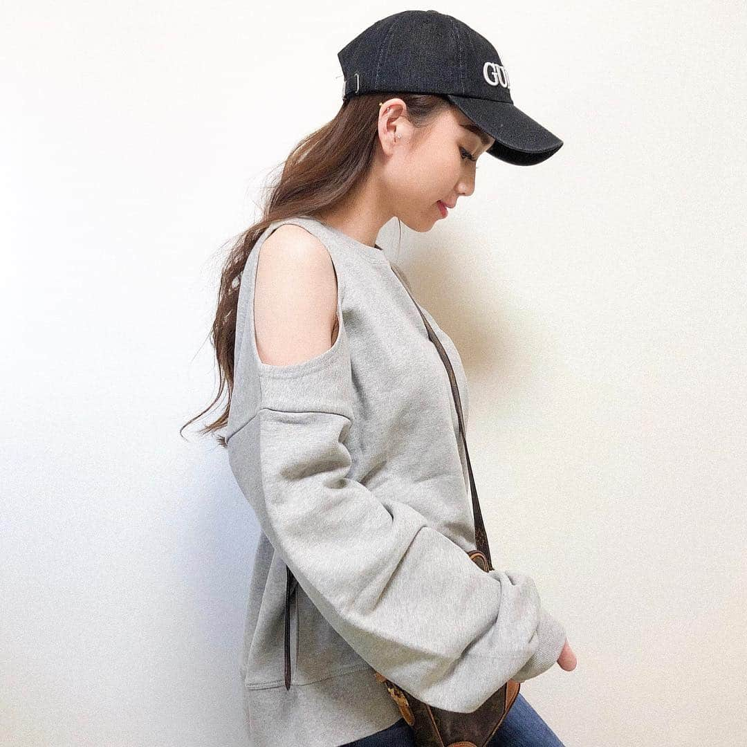 金澤絵美利さんのインスタグラム写真 - (金澤絵美利Instagram)「・２０１９／０４／２１-🌥・ . . ＯＯＴＤ🧢👖 ラフコーデ😘 . @valmuer_official の プルオーバー😌 ちょっと変わったデザインに一目惚れ😘 . . @valmuer_official #valmuer #pullover#denim#jeans#fashion #ootd#outfit#fashionstyle#cordinate #私服#コーデ#コーディネート#今日のコーデ #ファッション#ファッションスタイル #プルオーバー#デニム#ジーンズ#キャップ #ママコーデ#ママリファッション#ヴェルムーア」4月21日 20時46分 - emiristyle