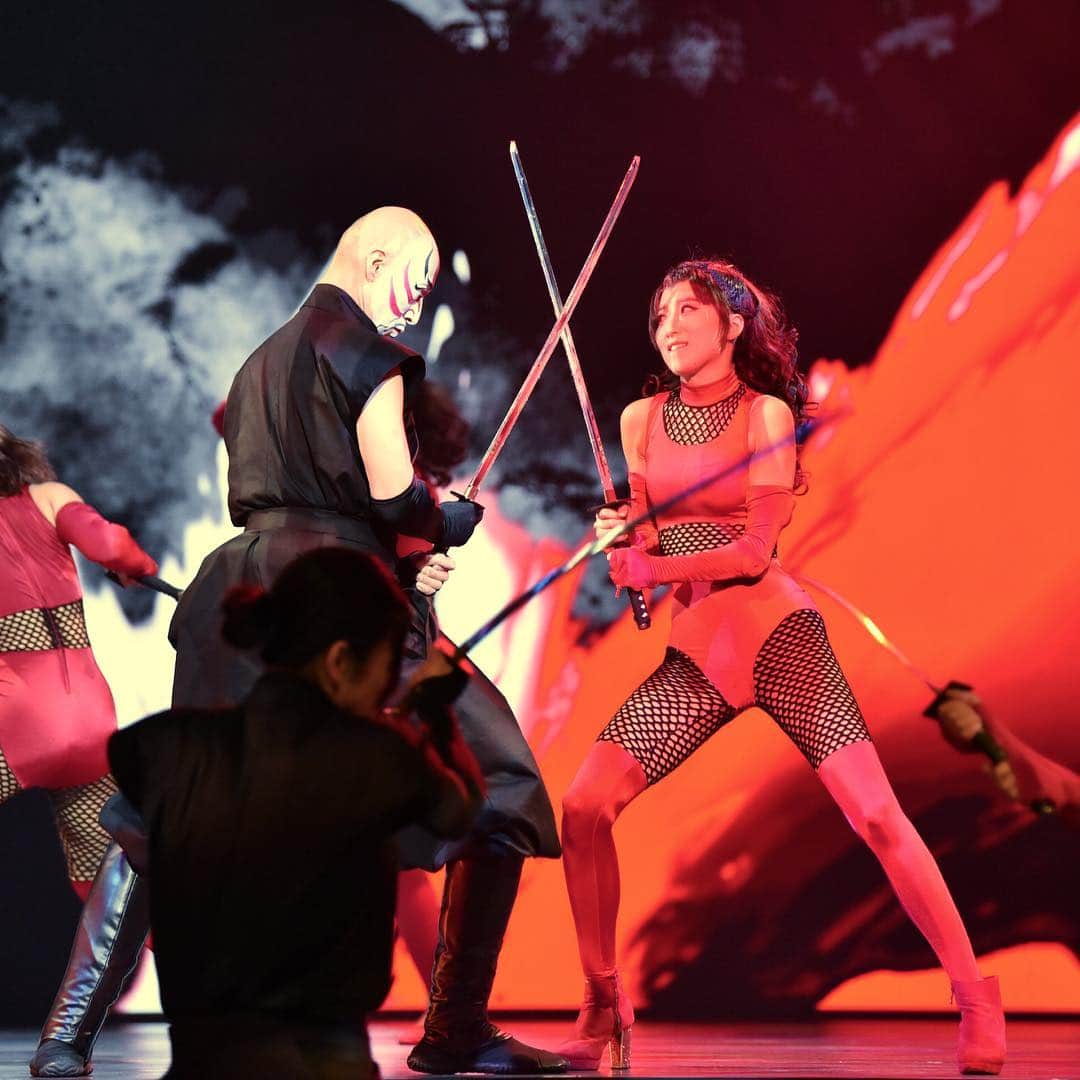 伊東愛さんのインスタグラム写真 - (伊東愛Instagram)「🖤 vs ❤️ #ninja #忍者 #stage #production #newshow #stagephotography #swordfight #sword #japan #osaka #keren_show」4月21日 20時48分 - mana_ito