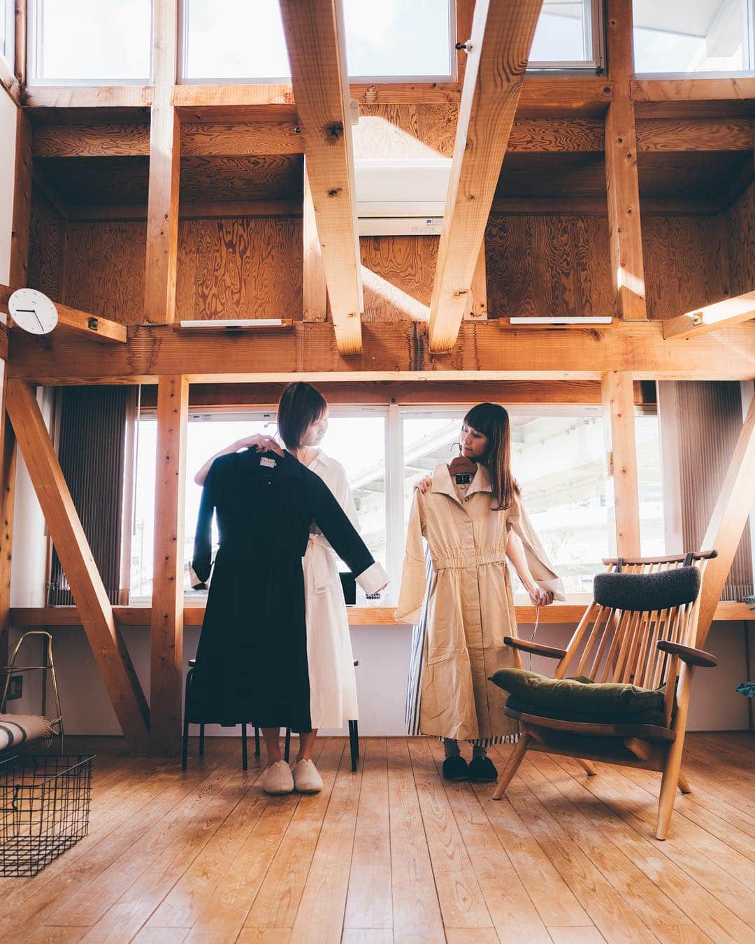 sorayuchiのインスタグラム：「fitting👗 ＊ よく姉妹で洋服の貸し借りとかおそろいの服とかの話を聞いていて、男兄弟の私はすごくそれがうらやましかったので、お揃いの服着たり、貸し借りするのがすごく楽しい☺︎」