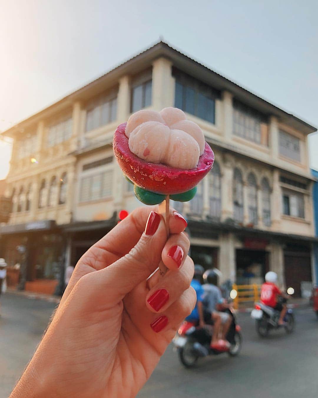 Girleatworldのインスタグラム：「I just got back from Phuket! I saw this cool-looking Mangosteen Gelato in the #girleatworld hashtag by @eiffelyoo and I just *had* to go find it myself! Mangosteen, the national fruit of Thailand, is often referred to as "Queen of Fruits" and prized for its sweet and sour juicy flesh. And if you ever eat the real Mangosteen fruit, be careful of the purple juice that comes out from the thick skin! It contains tannin and can permanently stain clothes.  When we think of Phuket, the immediate picture that came to mind is the island with blue water and white sand beach. But I found a different side of Phuket in the old town. I didn’t expect to learn so much history, thai-chinese culture and the colorful shophouses.  I've written about my Old Town Phuket experience in my blog, which you can find the link to in my profile above 👆🏼🆙🔼 More from Phuket to come soon!  PS: you can find this Gelato at China Inn - along with other super cool realistically shaped fruit gelatos by @thongdeegelato  #shotoniphone #girleatworld #mangosteen #visitthailand #thailand #lostinthailand #amazingthailand #queenoffruits #phuket #oldtownphuket」
